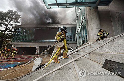 화재 발생한 조계종 국제회의장으로 들어가는 소방관들(서울=연합뉴스) 김인철 기자 = 10일 서울 종로구 조계종 국제회의장에서 화재가 발생해 소방관들이 진화작업을 하고 있다. 2025.6.10 yatoya@yna.co.kr