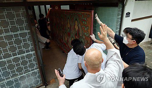 화재로 옮겨지는 문화재(서울=연합뉴스) 김인철 기자 = 10일 서울 종로구 소재 조계종 국제회의장에서 화재가 발생해 종단 관계자들이 바로 옆 건물인 한국불교중앙박물관에 있는 문화유산을 옮기고 있다. 2025.6.10 yatoya@yna.co.kr