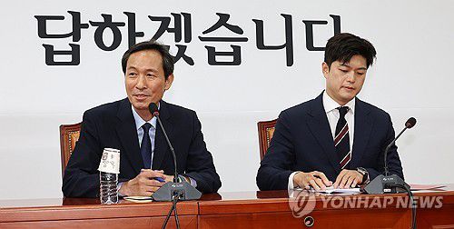 발언하는 우상호 정무수석(서울=연합뉴스) 김주형 기자 = 국민의힘 김용태 비상대책위원장(오른쪽)과 대통령실 우상호 정무수석이 10일 국회에서 만나 인사한 뒤 발언하고 있다. 2025.6.10 kjhpress@yna.co.kr