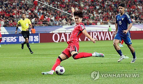 슛하는 배준호(서울=연합뉴스) 김인철 기자 = 10일 서울월드컵경기장에서 열린 2026 북중미 월드컵 아시아 3차 예선 최종전 한국과 쿠웨이트의 경기. 한국 배준호가 슛을 시도하고 있다. 2025.6.10 yatoya@yna.co.kr