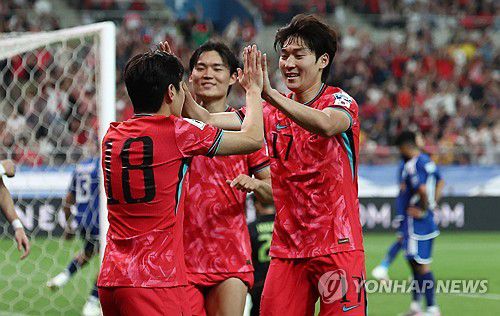 팀 두번째 골 넣는 이강인(서울=연합뉴스) 김인철 기자 = 10일 서울월드컵경기장에서 열린 2026 북중미 월드컵 아시아 3차 예선 최종전 한국과 쿠웨이트의 경기. 후반전 한국 이강인이 추가 골을 넣고 기뻐하고 있다. 2025.6.10 yatoya@yna.co.kr