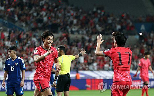 골 넣고 배준호와 기뻐하는 오현규(서울=연합뉴스) 김인철 기자 = 10일 서울월드컵경기장에서 열린 2026 북중미 월드컵 아시아 3차 예선 최종전 한국과 쿠웨이트의 경기. 후반전 팀 세 번째 골을 넣은 한국 오현규가 배준호와 기뻐하고 있다. 2025.6.10 yatoya@yna.co.kr