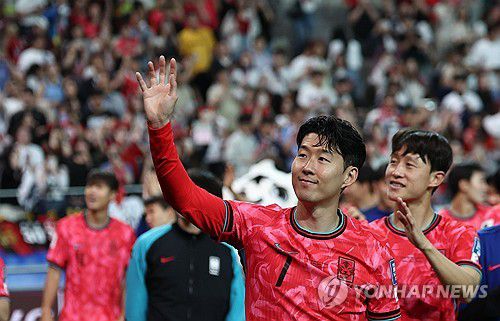 팬들에게 인사하는 손흥민과 이재성(서울=연합뉴스) 김인철 기자 = 10일 서울월드컵경기장에서 열린 2026 북중미 월드컵 아시아 3차 예선 최종전 한국과 쿠웨이트의 경기. 11회 연속 월드컵 본선 진출에 성공한 한국 대표팀의 손흥민과 이재성이 그라운드를 돌며 팬들에게 인사하고 있다. 2025.6.10 yatoya@yna.co.kr