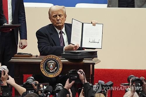 2기 취임 당일 행정명령 서명하는 트럼프 대통령(워싱턴DC AP=연합뉴스 자료사진) 2025년 1월 20일 취임한 도널드 트럼프 미국 대통령이 백악관 집무실에서 행정명령 문서들에 서명하고 있다. (AP Photo/Evan Vucci, File) 2025.6.11.
