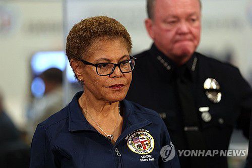 9일 기자회견하는 캐런 배스 LA 시장[AFP=연합뉴스. 재판매 및 DB 금지]