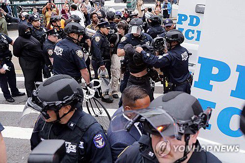 지난 9일 뉴욕에서 시위대가 경찰에 체포되는 모습[AFP=연합뉴스. 재판매 및 DB 금지]