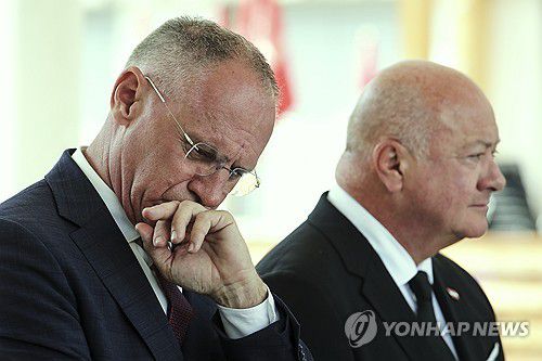 슈토커 총리(오른쪽)와 카르너 장관(그라츠 AP=연합뉴스) 10일(현지시간) 오스트리아 제2의 도시 그라츠의 한 고등학교에서 총기 난사 사건이 벌어진 뒤 크리스티안 슈토커 총리와 게르하르트 카르너 내무장관이 기자회견을 열고 있다. 2025.06.10 photo@yna.co.kr