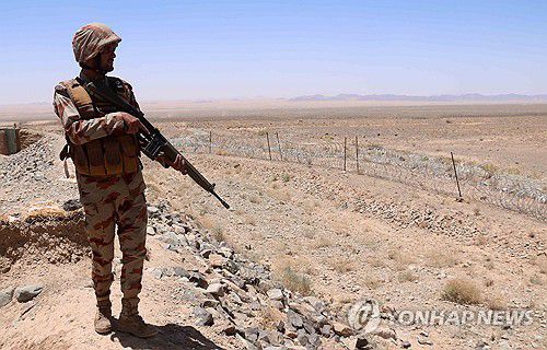 아프간과의 국경에서 경계근무 중인 파키스탄 군인[EPA 연합뉴스 자료사진. 재판매 및 DB 금지]