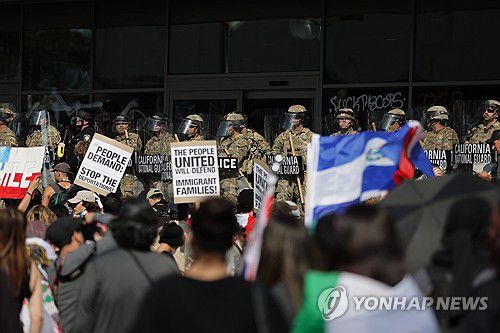 지난 9일 LA에서 벌어진 불법이민단속 반대 시위[EPA=연합뉴스. 재판매 및 DB 금지]