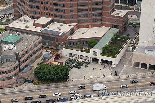10일 오전 시위대가 물러난 LA 연방 구금센터 건물 일대를 상공에서 찍은 모습[로이터=연합뉴스. 재판매 및 DB 금지]