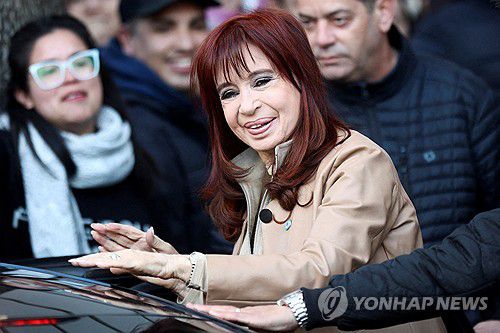 10일(현지시간) 자택을 나서는 크리스티나 페르난데스 아르헨티나 전 대통령[부에노스아이레스 로이터=연합뉴스. 재판매 및 DB 금지]