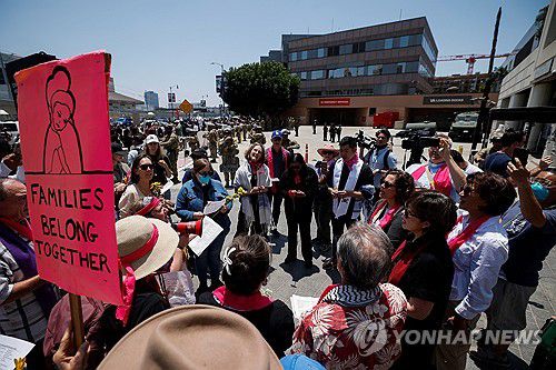 10일 LA 연방 구금센터 앞에 모인 종교단체[로이터=연합뉴스. 재판매 및 DB 금지]