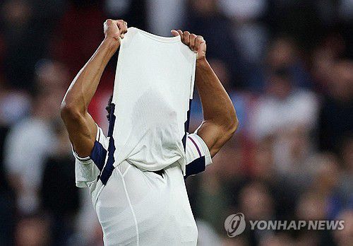 득점 실패에 아쉬워하는 잉글랜드 대표팀의 주드 벨링엄[로이터=연합뉴스]