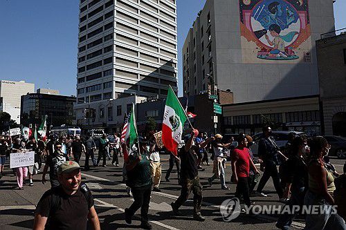 10일 LA 다운타운에서 시위대가 행진하는 모습[로이터=연합뉴스. 재판매 및 DB 금지]
