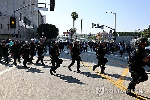 10일 LA 다운타운에서 시위 관리 중인 경찰들[로이터=연합뉴스. 재판매 및 DB 금지]