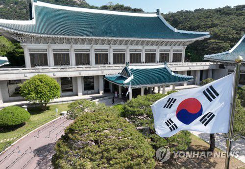 청와대(서울=연합뉴스) 김도훈 기자 = 청와대 본관 앞에 게양된 태극기가 바람에 펄럭이고 있다. 2023.5.9 superdoo82@yna.co.kr