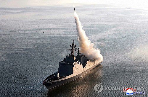 북한의 신형 '다목적구축함' 최현호(號) [조선중앙통신 연합뉴스 자료사진. 재판매 및 DB 금지]