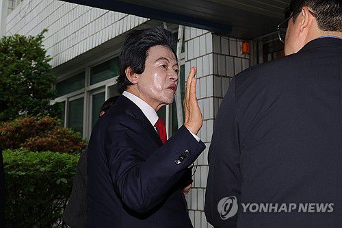 구속 갈림길에 놓인 허경영(의정부=연합뉴스) 임병식 기자 = 16일 오후 경기도 의정부시 가능동 의정부지방법원에서 사기와 정치자금법 위반, 준강제추행 등의 혐의를 받는 허경영 국가혁명당 명예대표가 구속 전 피의자심문에 앞서 취재진 질문에 답변하고 있다. 2025.5.16 andphotodo@yna.co.kr