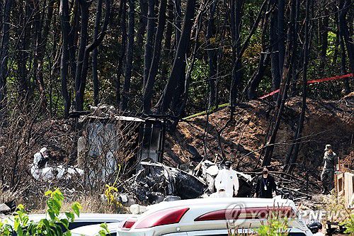 초계기 사고 현장 조사(포항=연합뉴스) 손대성 기자 = 31일 경북 포항시 남구 동해면 해군 초계기 추락사고 현장에서 군 관계자들이 사고 원인을 조사하고 있다. 2025.5.31 sds123@yna.co.kr