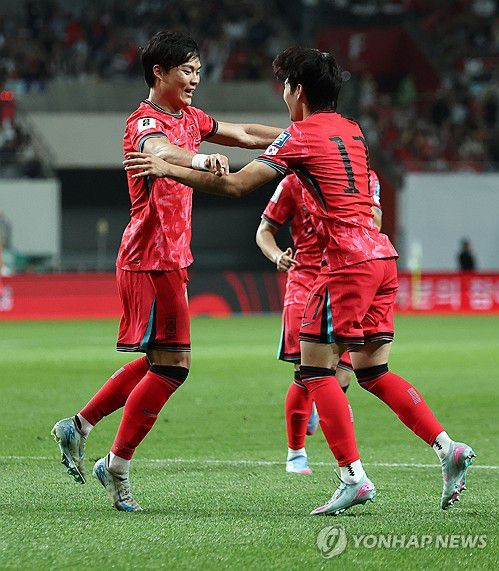 골 넣고 배준호와 기뻐하는 오현규(서울=연합뉴스) 김인철 기자 = 10일 서울월드컵경기장에서 열린 2026 북중미 월드컵 아시아 3차 예선 최종전 한국과 쿠웨이트의 경기. 후반전 팀 세 번째 골을 넣은 한국 오현규가 배준호와 기뻐하고 있다. 2025.6.10 yatoya@yna.co.kr
