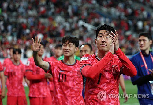 팬들에게 인사하는 손흥민(서울=연합뉴스) 김인철 기자 = 10일 서울월드컵경기장에서 열린 2026 북중미 월드컵 아시아 3차 예선 최종전 한국과 쿠웨이트의 경기. 11회 연속 월드컵 본선 진출에 성공한 한국 대표팀의 주장 손흥민이 그라운드를 돌며 팬들에게 인사하고 있다. 2025.6.10 yatoya@yna.co.kr