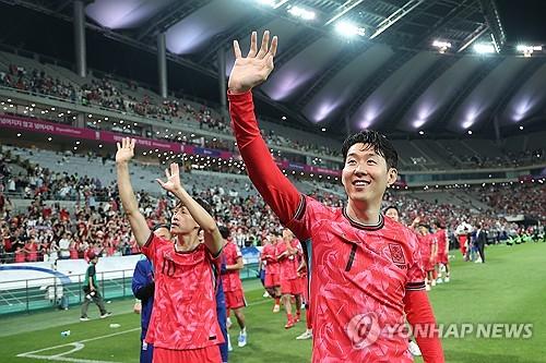 손흥민, 팬들 향해 감사 인사(서울=연합뉴스) 김성민 기자 = 한국 축구 국가대표팀 주장 손흥민이 10일 서울월드컵경기장에서 열린 11회 연속 월드컵 본선 진출 축하 행사에서 관중들에게 인사를 하고 있다. 2025.6.10 ksm7976@yna.co.kr