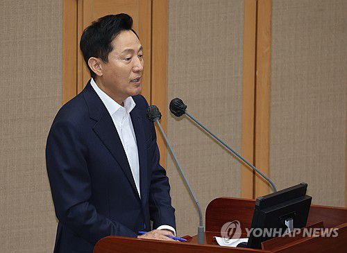 시정질문에 답변하는 오세훈 시장(서울=연합뉴스) 서명곤 기자 = 오세훈 서울시장이 11일 서울 중구 서울시의회에서 열린 제331회 정례회 시정질문에 참석, 토지거래허가제와 관련한 질문에 답하고 있다. 2025.6.11 seephoto@yna.co.kr