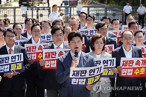 발언하는 김용태 비대위원장(서울=연합뉴스) 박동주 기자 = 국민의힘 김용태 비상대책위원장이 11일 이재명 대통령의 공직선거법 위반 사건의 파기환송심을 사실상 무기한 연기한 서울고등법원 앞에서 열린 현장 의원총회에 참석해 발언하고 있다. 2025.6.11 pdj6635@yna.co.kr