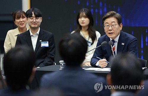 이재명 대통령, 주식시장 불공정거래 근절 현장 간담회(서울=연합뉴스) 홍해인 기자 = 이재명 대통령이 11일 서울 영등포구 한국거래소에서 열린 주식시장 불공정거래 근절을 위한 현장 간담회에서 참석자 질문에 답하고 있다. 2025.6.11 [대통령실통신사진기자단] hihong@yna.co.kr