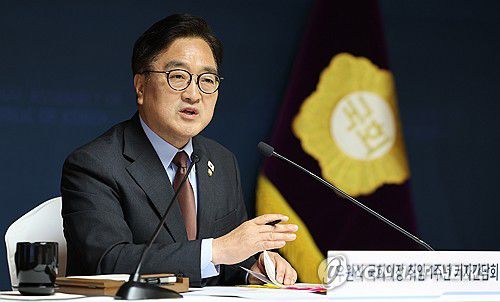 질문에 답변하는 우원식 국회의장(서울=연합뉴스) 우원식 국회의장이 11일 국회 사랑재에서 열린 취임 1주년 기자간담회에서 취재진의 질문에 답변하고 있다. 2025.6.11 [국회사진기자단] photo@yna.co.kr