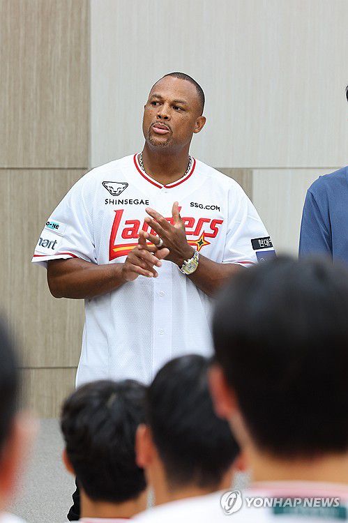 선수들의 질문에 답하는 MLB 레전드 아드리안 벨트레(인천=연합뉴스) 임순석 기자 = 11일 인천 강화군 SSG 퓨처스필드에서 열린 SSG 퓨처스 선수단 'MLB 레전드 멘토링 데이'에서 아드리안 벨트레가 선수들의 질문에 답하고 있다. 2025.6.11 soonseok02@yna.co.kr