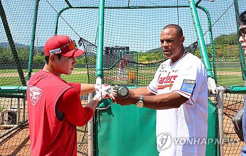 타격자세 코칭 하는 벨트레(인천=연합뉴스) 임순석 기자 = 11일 인천 강화군 SSG 퓨처스필드에서 열린 SSG 퓨처스 선수단 'MLB 레전드 멘토링 데이' 에서  메이저리그에서 활약한 아드리안 벨트레가 퓨처스 선수에게 타격자세에 대해 코칭하고 있다. 2025.6.11 soonseok02@yna.co.kr