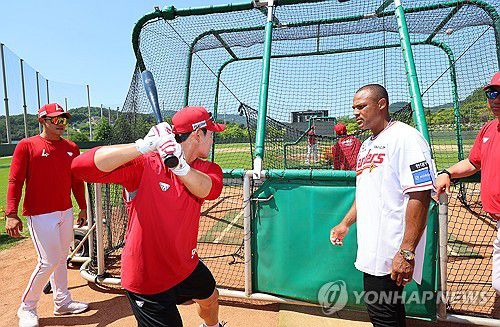 타격자세 코칭 하는 벨트레(인천=연합뉴스) 임순석 기자 = 11일 인천 강화군 SSG 퓨처스필드에서 열린 SSG 퓨처스 선수단 'MLB 레전드 멘토링 데이'에서  메이저리그에서 활약한 아드리안 벨트레가 퓨처스 선수에게 타격자세에 대해 코칭하고 있다. 2025.6.11 soonseok02@yna.co.kr