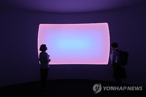 빛의 예술(서울=연합뉴스) 진연수 기자 = 11일 서울 용산구 페이스갤러리에서 열린 설치미술가 제임스 터렐의 개인전 '더 리턴(The Return)'에서 참석자들이 전시를 둘러보고 있다. 2025.6.11 jin90@yna.co.kr
