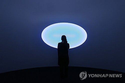 제임스 터렐의 빛과 공간(서울=연합뉴스) 진연수 기자 = 11일 서울 용산구 페이스갤러리에서 열린 설치미술가 제임스 터렐의 개인전 '더 리턴(The Return)'에서 참석자들이 전시를 둘러보고 있다. 2025.6.11 jin90@yna.co.kr