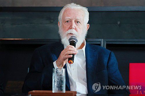 '빛의 마술사' 제임스 터렐 내한(서울=연합뉴스) 진연수 기자 = 설치미술가 제임스 터렐이 11일 서울 용산구 페이스갤러리에서 열린 개인전 '더 리턴(The Return)' 간담회에서 인사말을 하고 있다. 2025.6.11 jin90@yna.co.kr