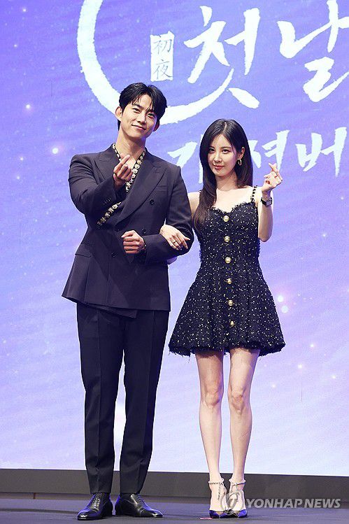 서현-옥택연, 다정하게 하트(서울=연합뉴스) 강민지 기자 = 배우 옥택연(왼쪽), 서현이 11일 서울 구로구 더세인트웨딩에서 열린 KBS 2TV 새 수목드라마 '남주의 첫날밤을 가져버렸다' 제작발표회에서 포즈를 취하고 있다. 2025.6.11 mjkang@yna.co.kr