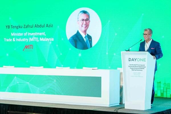 YB Senator Tengku Zafrul Abdul Aziz, Minister of Investment, Trade and Industry, giving remarks at the signing ceremony of Corporate Renewable Energy Supply Scheme (CRESS) between DayOne and Tenaga Nasional Berhad (TNB)