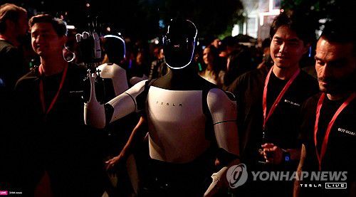 테슬라 로보택시 공개 행사에서 소개된 로봇 옵티머스. 기사와 상관없는 자료사진입니다[테슬라(Tesla)/로이터 연합뉴스 자료사진. 재판매 및 DB 금지]