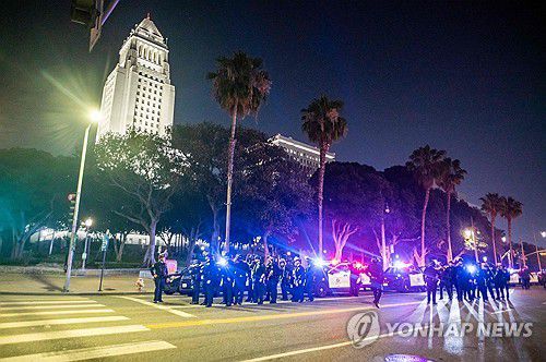 지난 10일 통행금지령이 내려진 LA 시청 일대[로스앤젤레스 AFP=연합뉴스. 재판매 및 DB 금지]