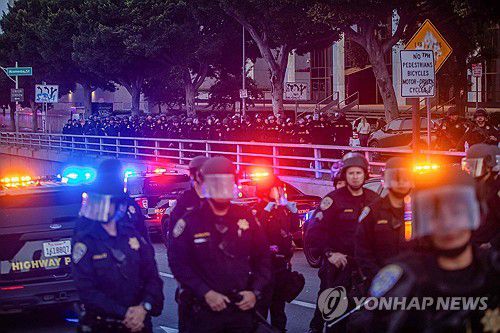 지난 10일 밤 캘리포니아 고속도로 순찰대가 통행금지령이 내려진 도심 고속도로 일대를 지키는 모습[로스앤젤레스 AFP=연합뉴스. 재판매 및 DB 금지]