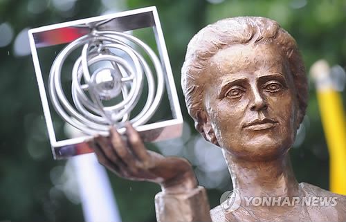 폴란드 바르샤바의 퀴리 부인 동상[EPA 연합뉴스 자료사진. 재판매 및 DB 금지]