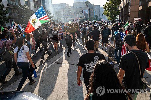 로스앤젤레스 시내의 불법 체류자 단속 항의 시위대[AFP 연합뉴스 자료사진]