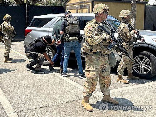 미 국토안보부 이민세관단속국(ICE)이 엑스에 올린 불법이민자 체포 사진  [로스앤젤레스 로이터=연합뉴스/@ICEgov X 제공. 재판매 및 DB 금지]
