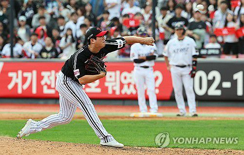 역투(수원=연합뉴스) 한종찬 기자 = 9일 수원 KT위즈파크에서 열린 2024 프로야구 신한 SOL뱅크 KBO 포스트시즌 준플레이오프 4차전 LG 트윈스와 kt wiz의 경기. LG 함덕주가 역투하고 있다. 2024.10.9 saba@yna.co.kr