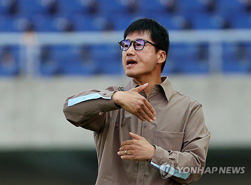 작전 지시하는 이정효 감독(광주=연합뉴스) 조남수 기자 = 25일 광주월드컵경기장에서 열린 K리그1 2025 15라운드 광주FC와 강원FC의 경기. 광주 이정효 감독이 선수들에게 작전 지시하고 있다. 2025.5.25 iso64@yna.co.kr