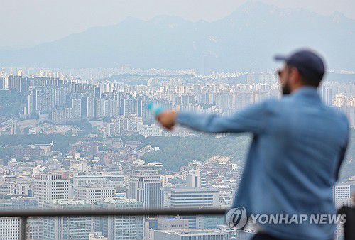 서울 집값 상승세 토허구역 이어 성북·노원 등으로 확산 기류(서울=연합뉴스) 류영석 기자 = 서울의 집값 상승세가 토지거래허가제(토허제)로 지정된 서울 강남 3구와 용산구 등을 넘어 성북구와 노원구, 금천구 등으로 확산하는 조짐을 보이는 가운데 10일 서울 남산에서 바라본 성북구, 노원구 일대 아파트 단지 모습.      이날 부동산 플랫폼 직방에 따르면 지난달 서울 성북구의 상승 거래 비중은 46.8%를 기록했다. 이는 전월(42.3%) 대비 4.6%포인트 상승한 수치다.     노원구의 상승거래 비중도 44.5%로 전월보다 4.5%포인트 증가했다. 금천구 역시 상승거래가 지난 4월 44.7%에서 지난달 46.3%로 늘었다.2025.6.10 ondol@yna.co.kr