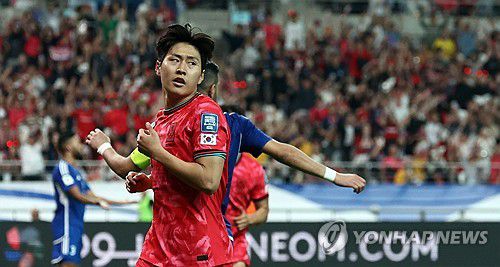 팀 두 번째 골 넣는 이강인(서울=연합뉴스) 김인철 기자 = 10일 서울월드컵경기장에서 열린 2026 북중미 월드컵 아시아 3차 예선 최종전 한국과 쿠웨이트의 경기. 후반전 한국 이강인이 추가골을 넣고 뿌듯한 표정을 짓고 있다. 2025.6.10 yatoya@yna.co.kr