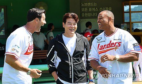 SSG 퓨처스 선수단  MLB레전드 멘토링 데이(인천=연합뉴스) 임순석 기자 = 11일 인천 강화군 SSG 퓨처스필드에서 열린 SSG 퓨처스 선수단 'MLB 레전드 멘토링 데이'에서 추신수(가운데) SSG랜더스 육성총괄이 메이저리그에서 활약한 콜 해멀스(왼쪽), 아드리안 벨트레와 퓨처스 선수들의 훈련을 지켜보며 대화하고 있다. 2025.6.11 soonseok02@yna.co.kr