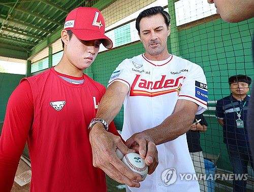 볼 그립 코칭 하는 콜 해멀스(인천=연합뉴스) 임순석 기자 = 11일 인천 강화군 SSG 퓨처스필드에서 열린 SSG 퓨처스 선수단 'MLB 레전드 멘토링 데이' 에서  메이저리그에서 투수로 활약한 콜 해멀스가 퓨처스 투수에게 볼 그립에 대해 코칭하고 있다. 2025.6.11 soonseok02@yna.co.kr